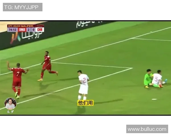 当足球球星在赛场上突然喊疼全场气氛瞬间凝固令人揪心